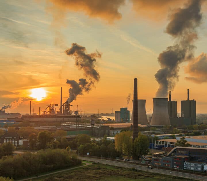 Rök från industri i solnedgång. Foto taget i Duisburg, Germany.