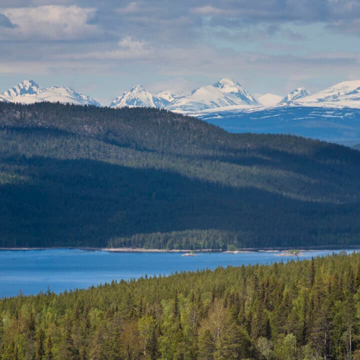 Utsikt över Gállok och Lilla Lule älv från berget Átjek. Sarekfjällen och Laponia i bakgrunden.